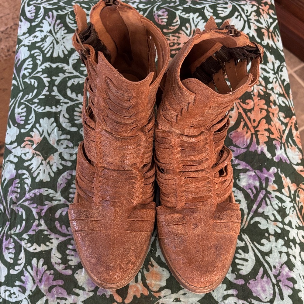 Women's Brown Strappy Sandals by Diba true us7.5